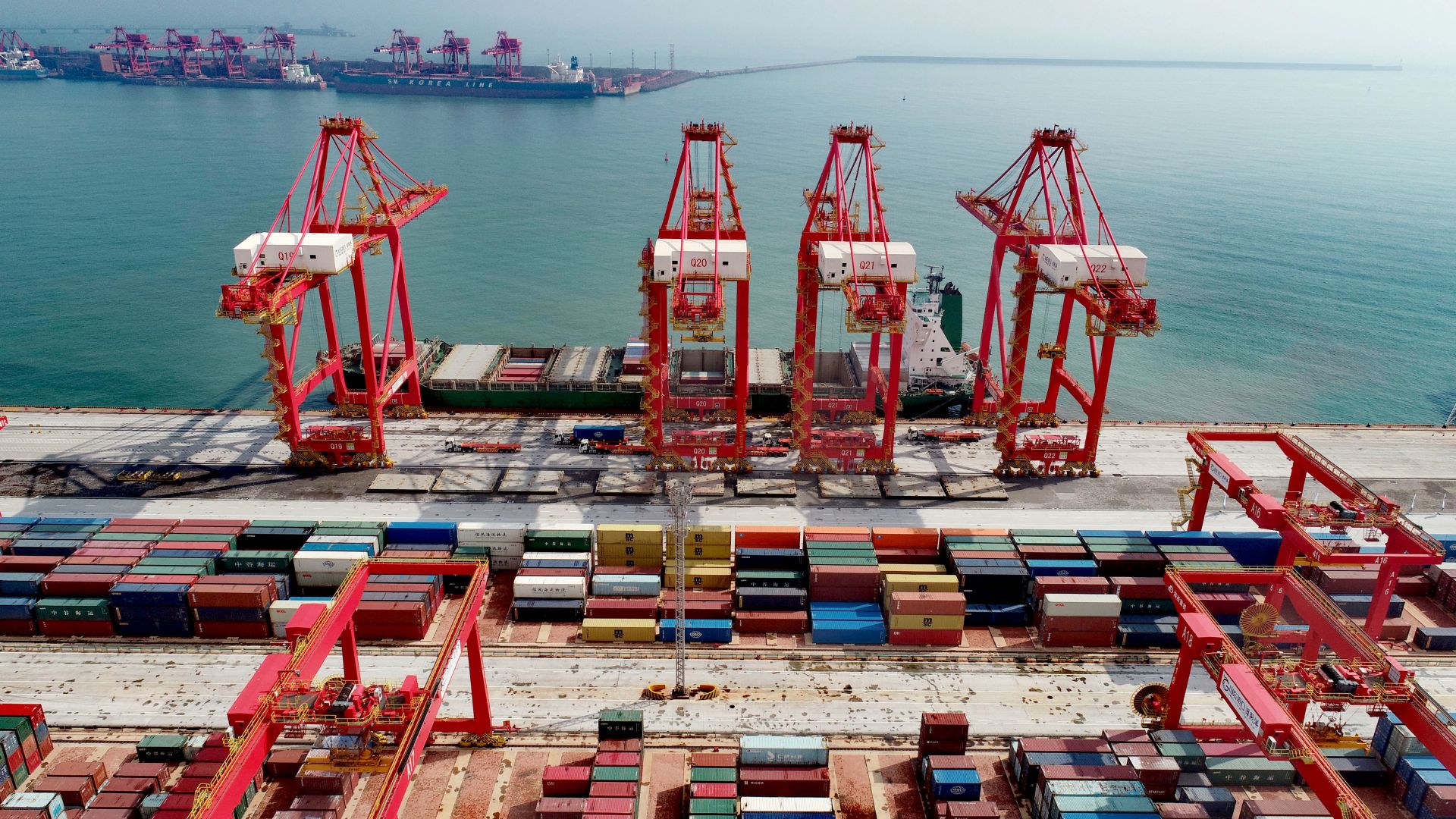 10月9日,全球领先的顺岸开放式全自动化集装箱码头在山东港口集团日照