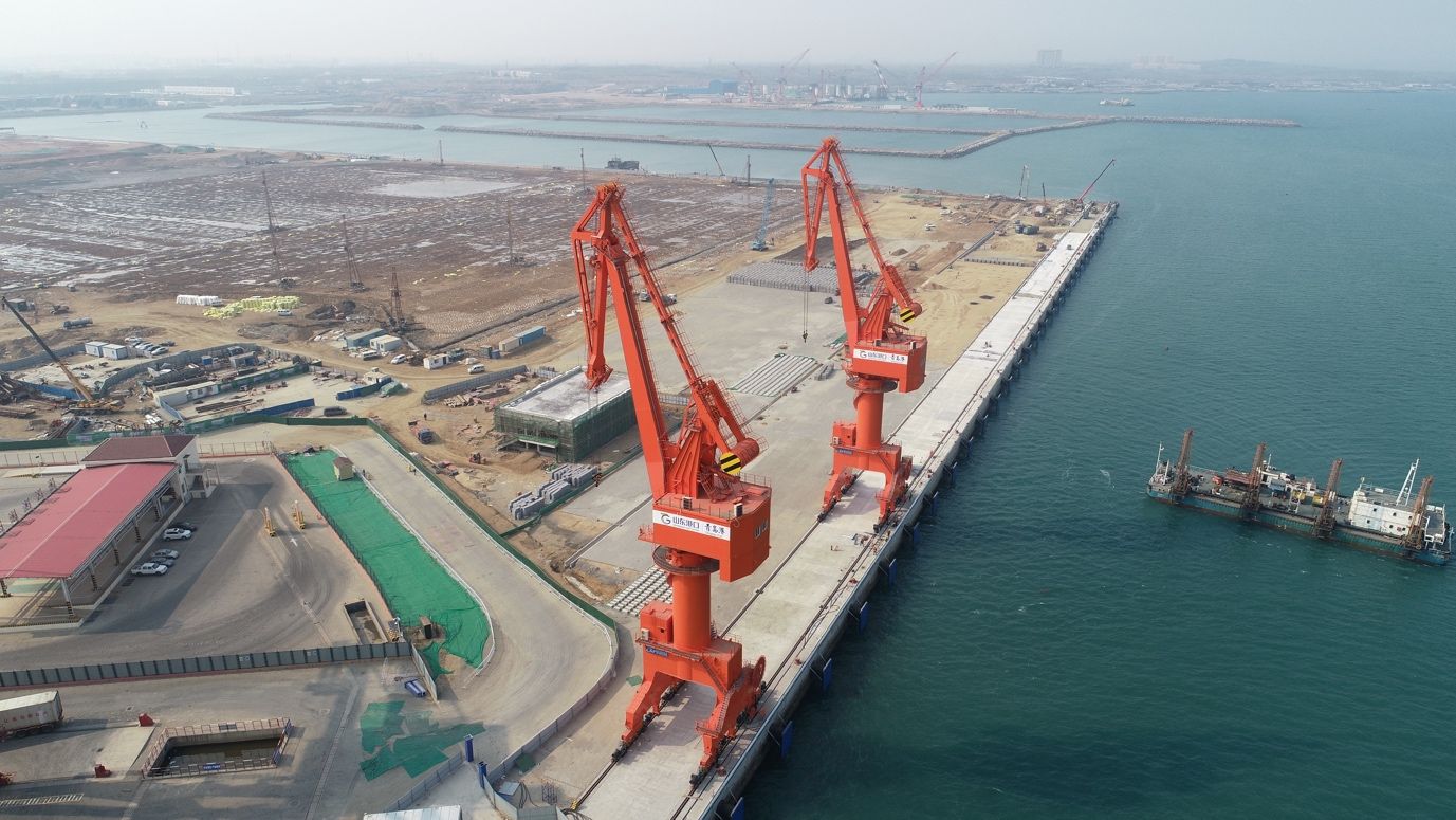 青岛港董家口港区大唐码头二期工程胸墙浇注完成